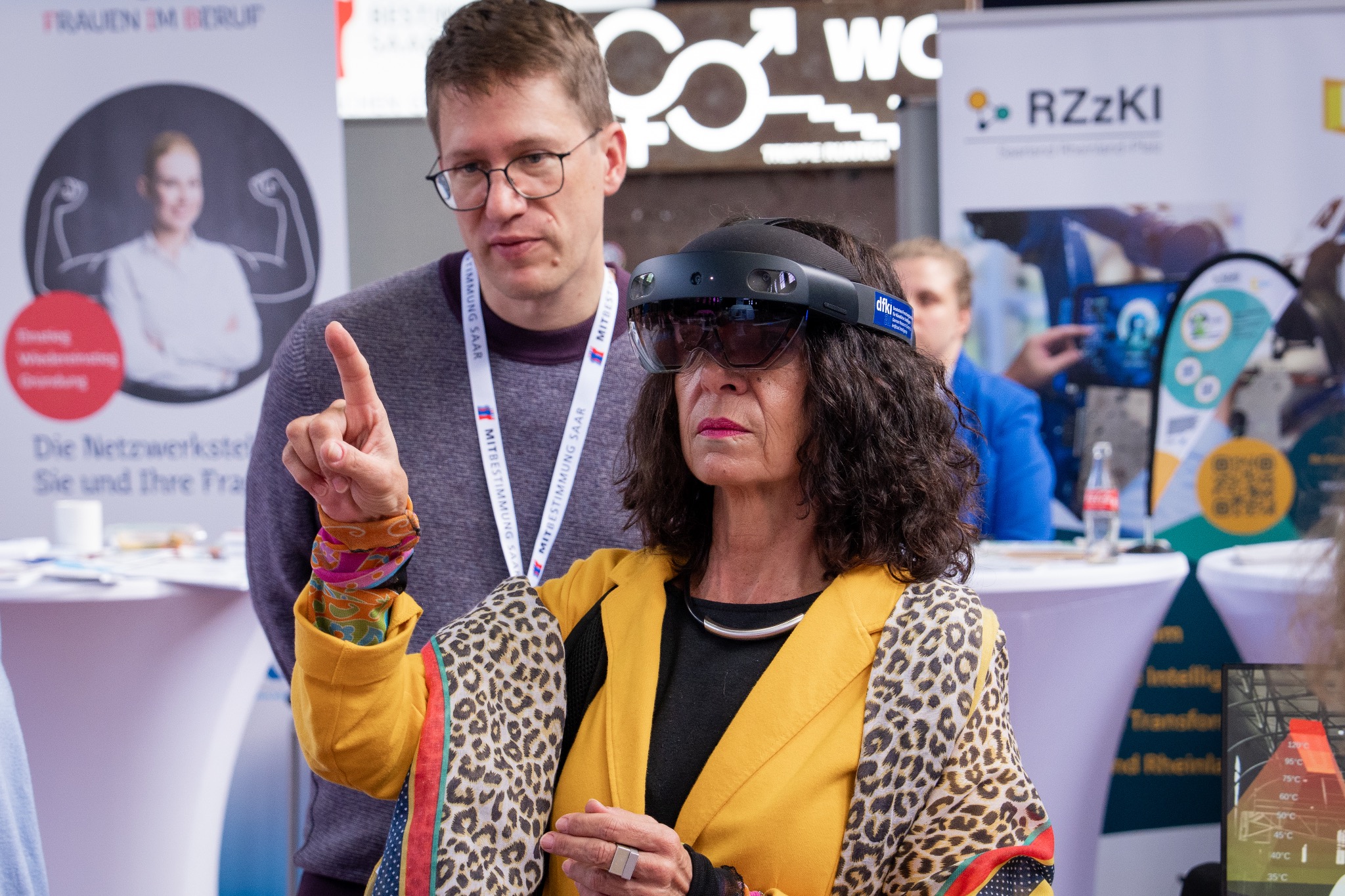 Besucherin mit AR-Brille auf einer Messe